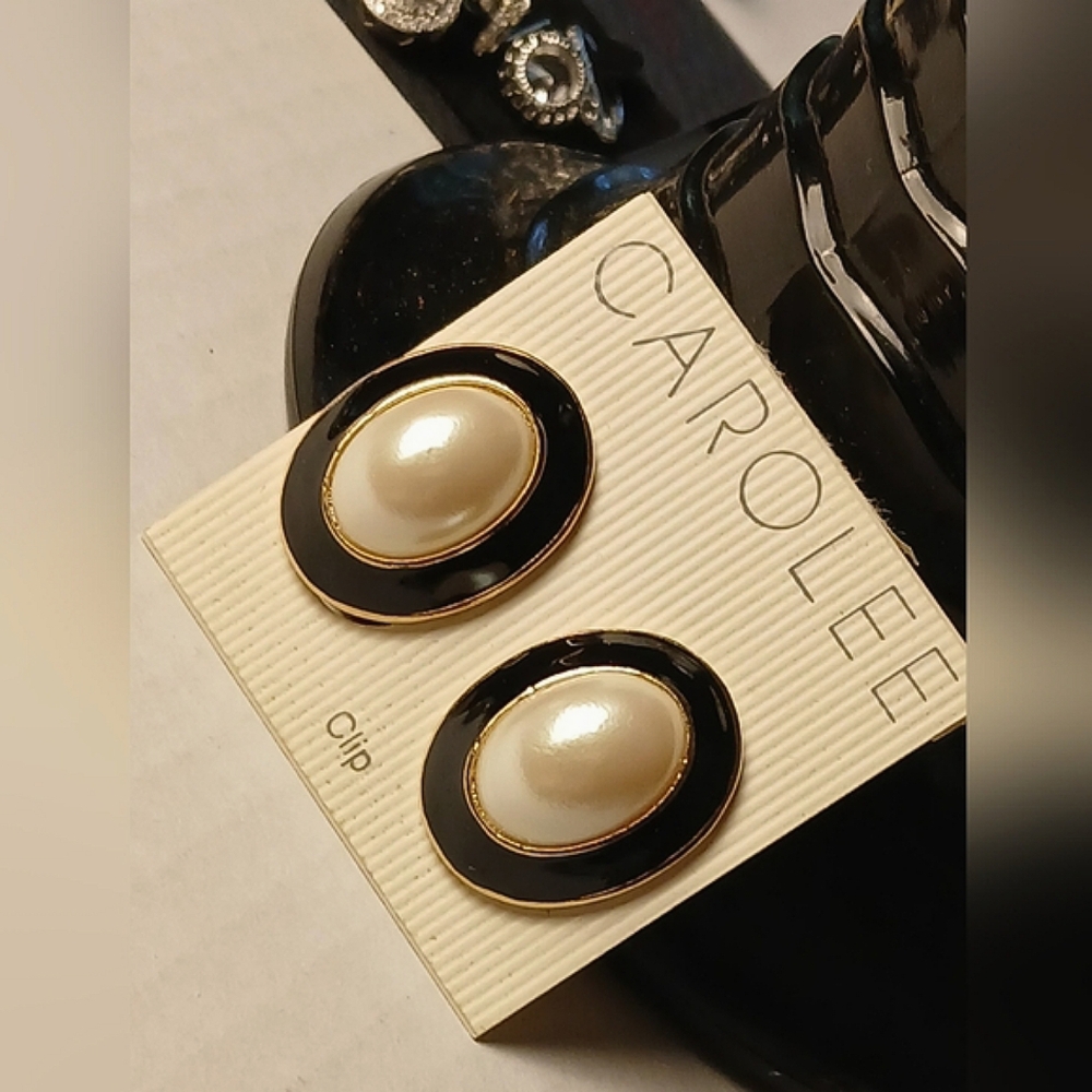 Carolee 1980s Black Enamel w Mabe Pearl and Gold Trim Oval Vintage Earrings NWT.